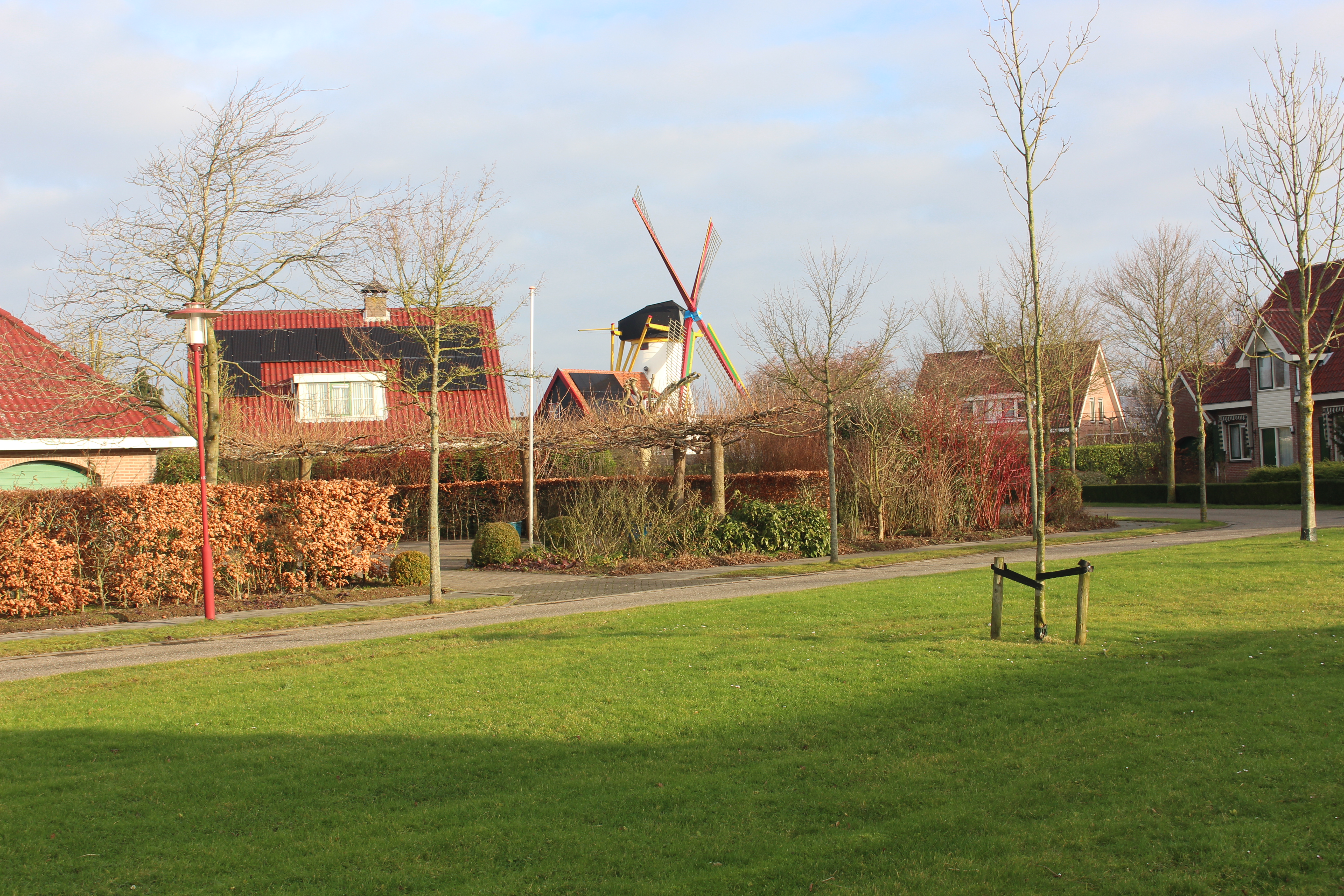 Kamp Garijp zoals het er nu uitziet met gerestaureerde molen. Foto: marjolijn kok.