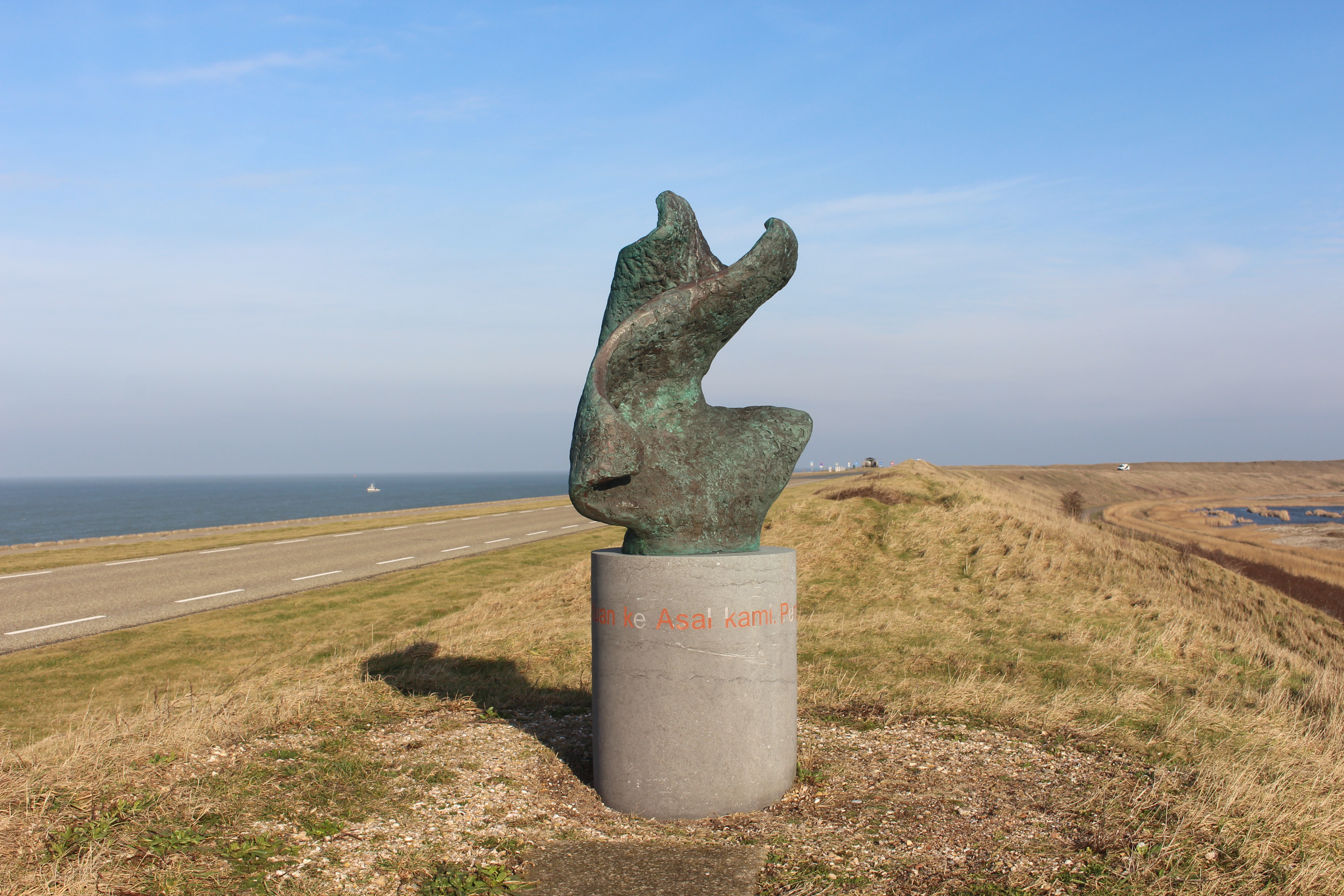 Beeld van Trinette Ledelay ter herinnering aan het Molukse woonoord Westkapelle op de Zeedijk. Foto: marjolijn kok