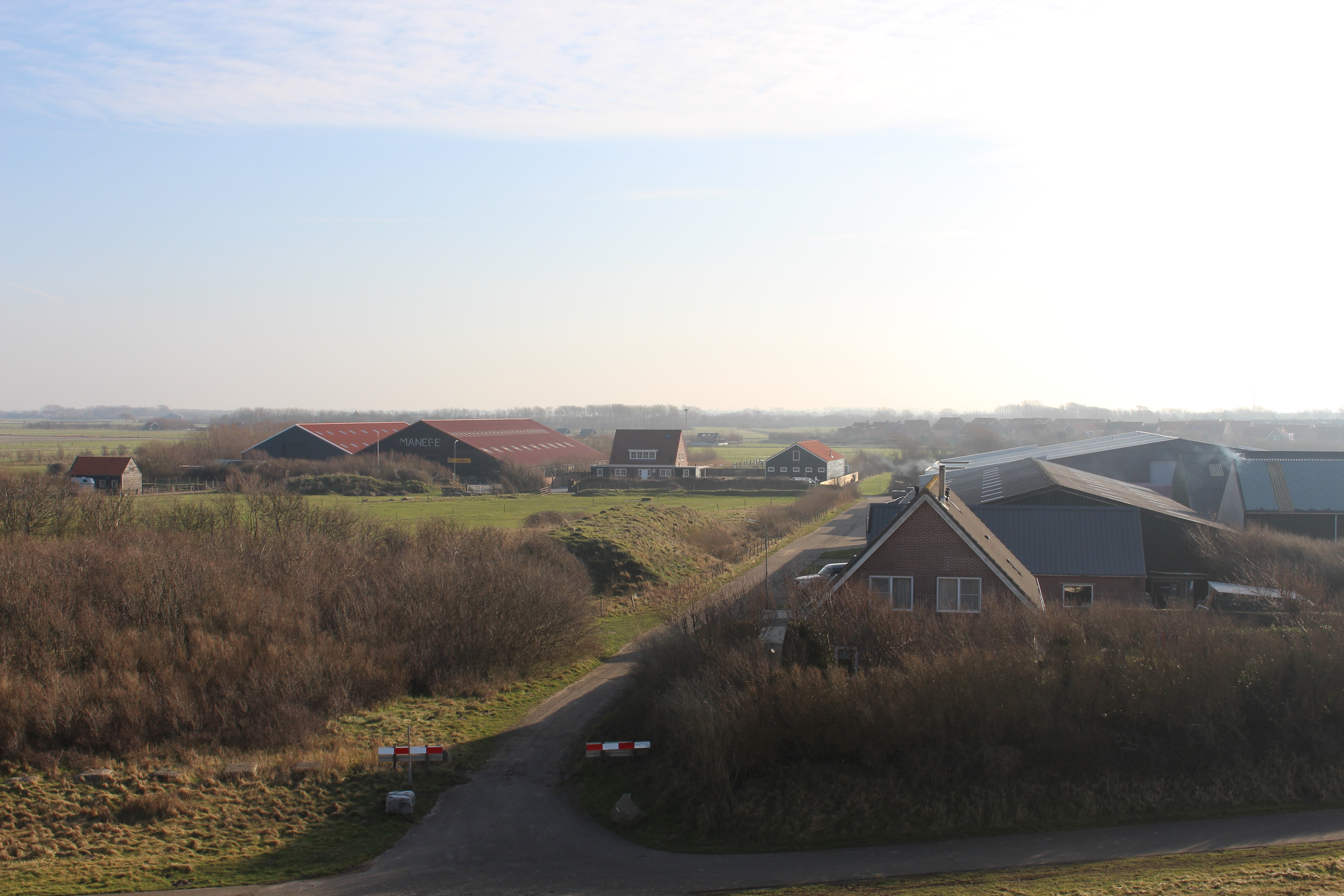 Locatie woonoord, waar rechtsachter de grijze loods is. Foto: marjolijn kok.