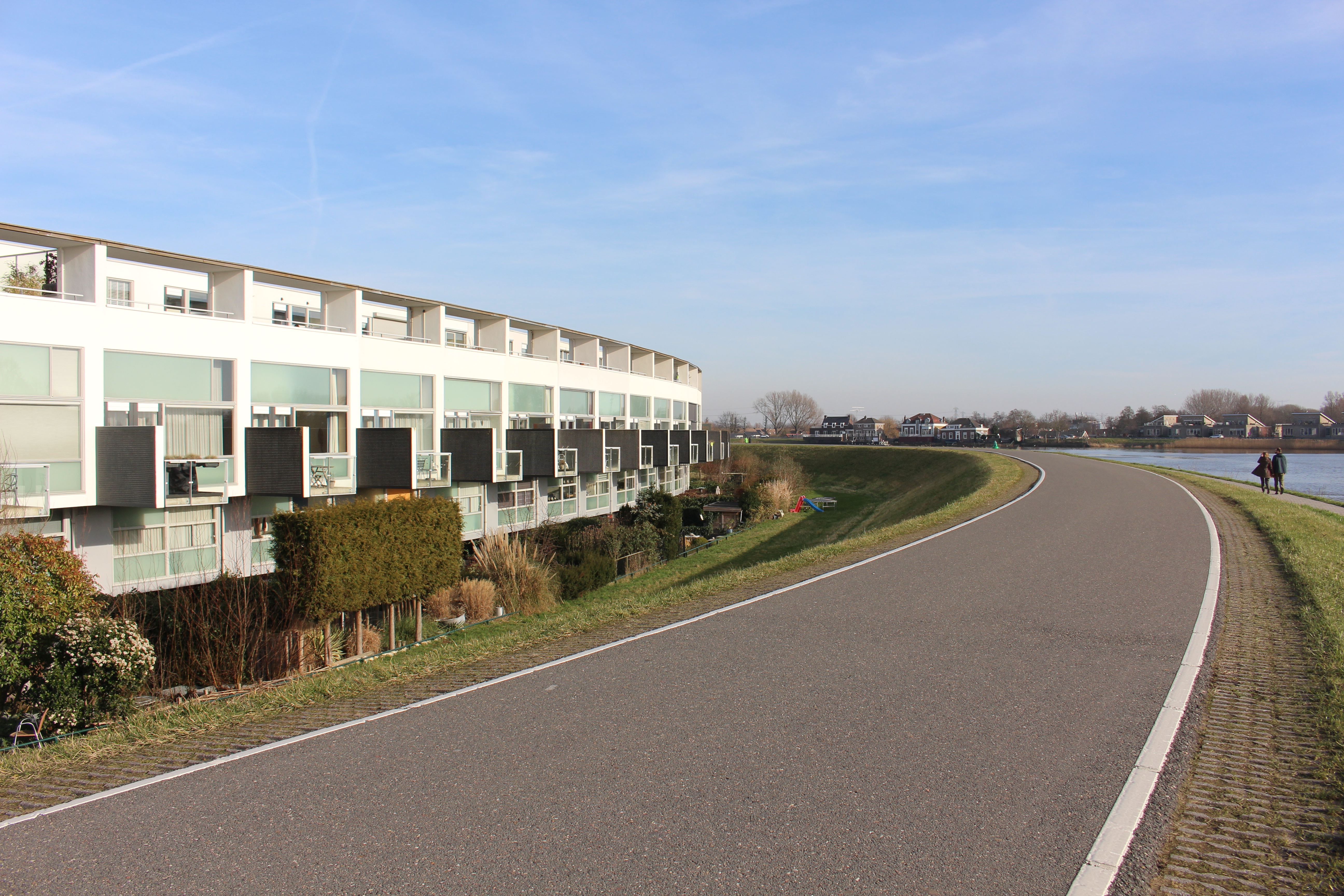 De dijk met daarachter nieuwe bebouwing. Foto: marjolijn kok.