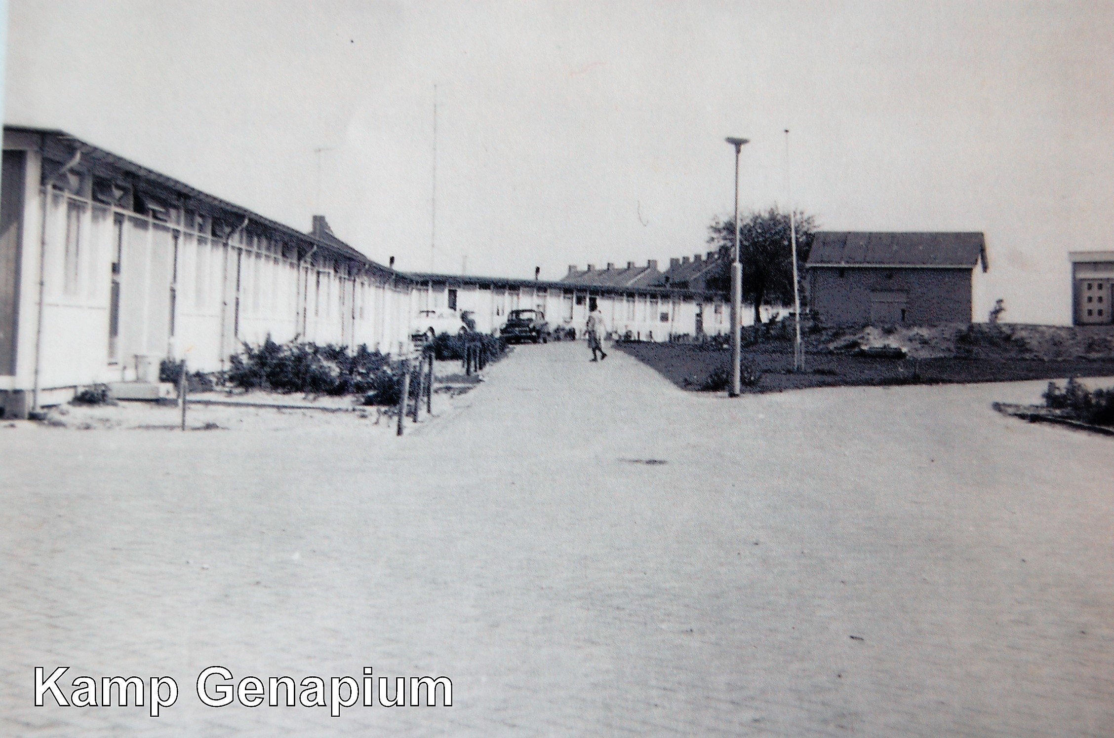 De schoorstenen steken af tegen de lucht in het midden van de foto (foto Mevr. J. Tomasila-Snell)
