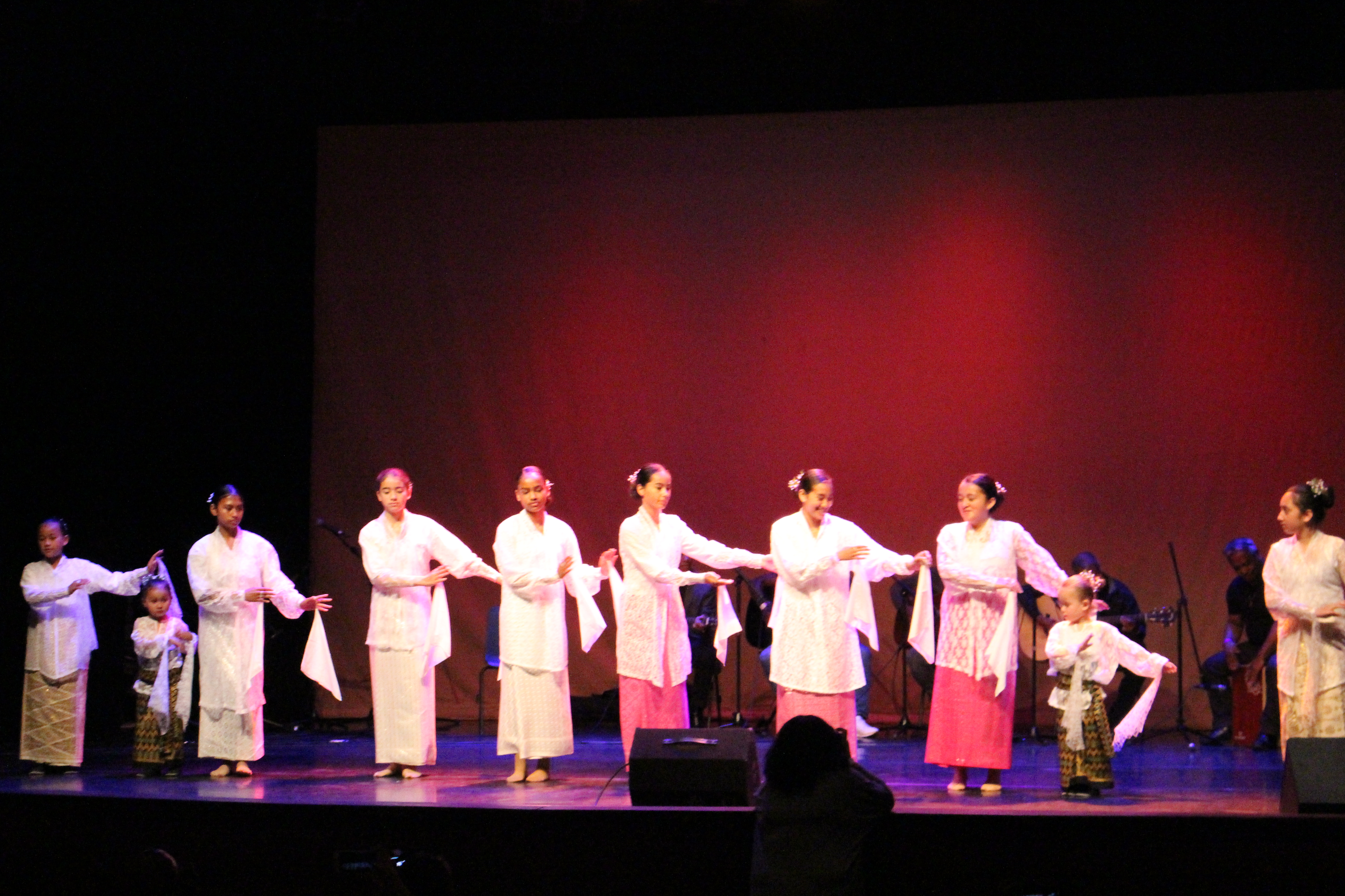 De dansgroep Menari Bunga Cengkeh. Foto: marjolijn kok.
