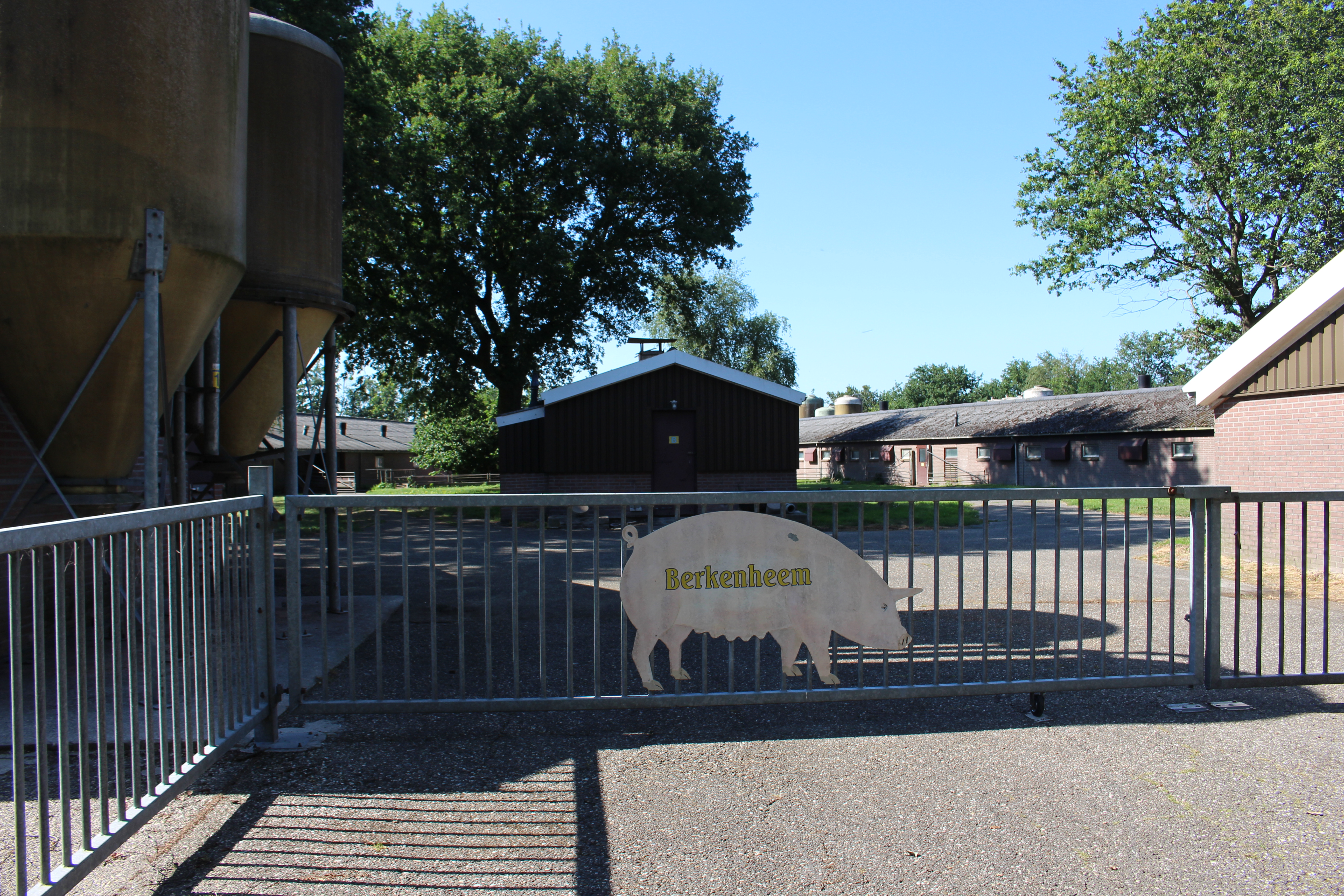 Kamp Geesbrug gezien van achter het hek. Foto: marjolijn kok.