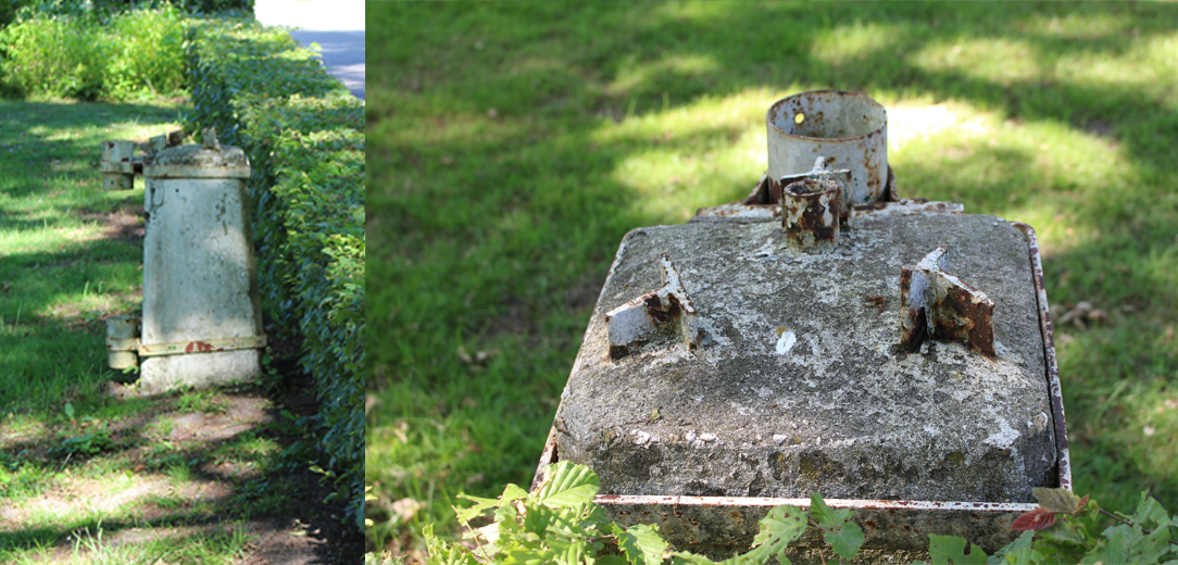 Paal bij de ingang van het kamp. Foto: marjolijn kok.