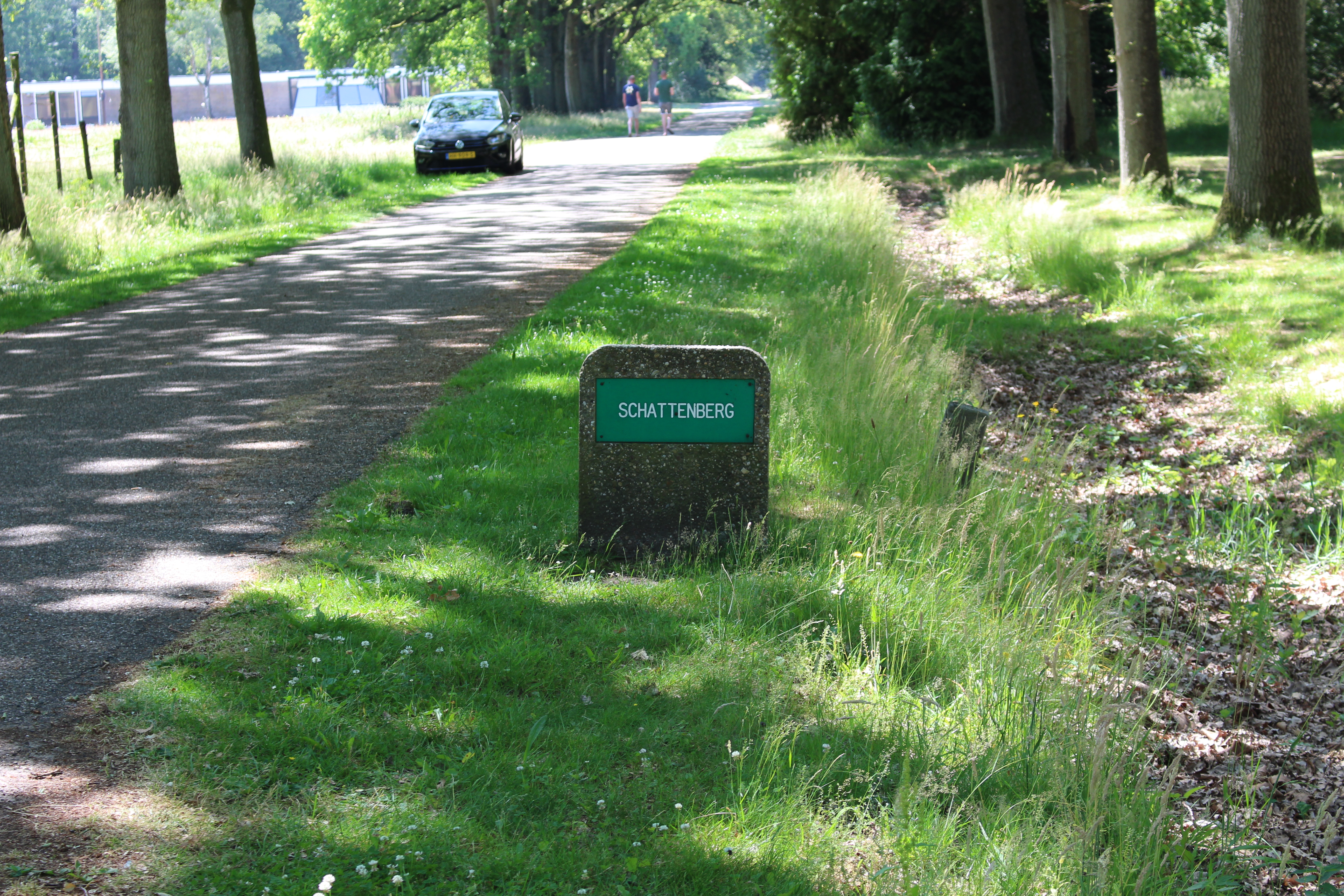 BAT_Schattenberg_8_IMG_3149. Het naambordje langs de weg, de enige directe aanwijzing naar de naam van het Molukse woonoord. Foto: marjolijn kok.