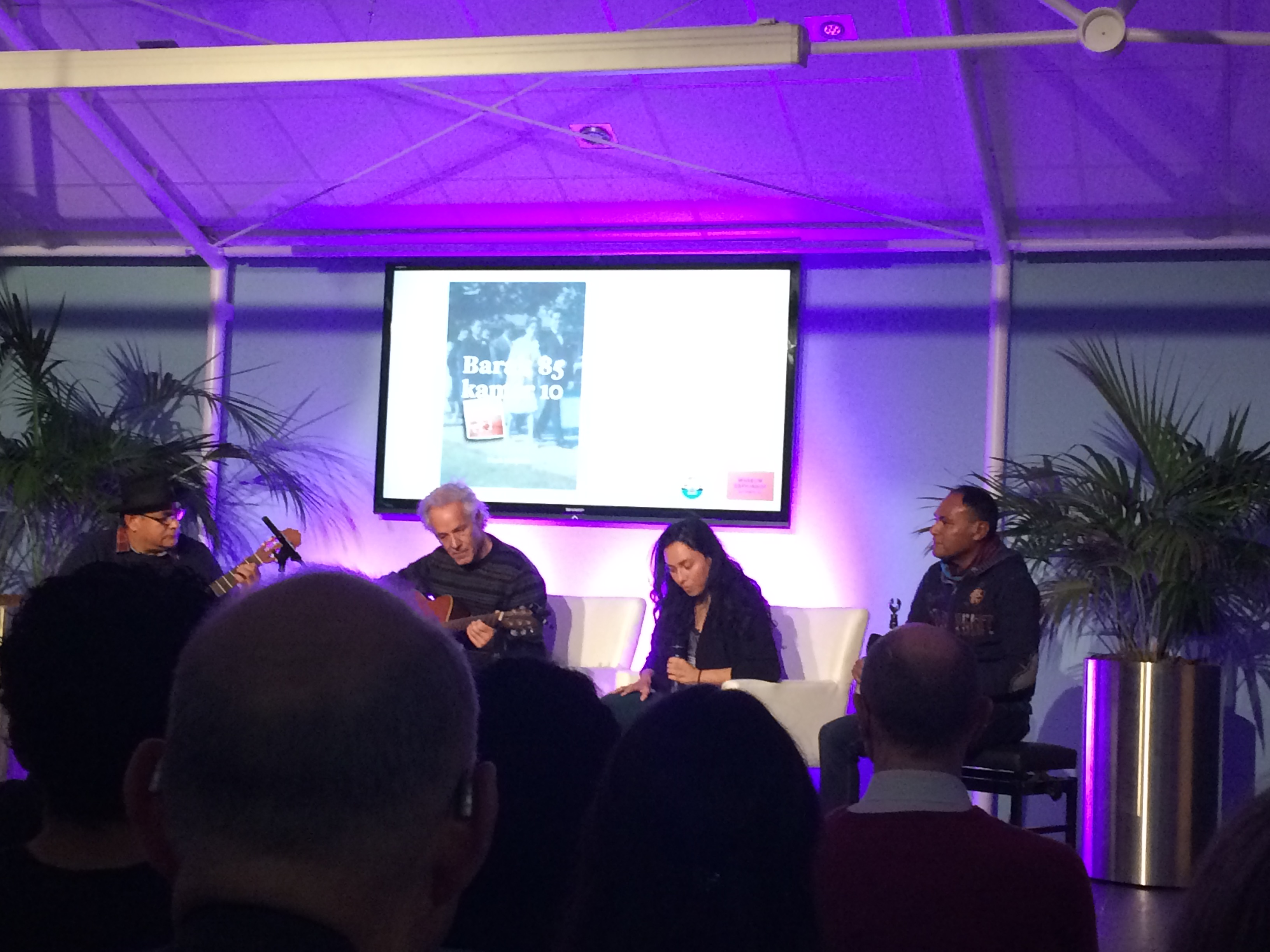 Familieleden van Dinah spelen Leun op mij. Foto marjolijn kok.