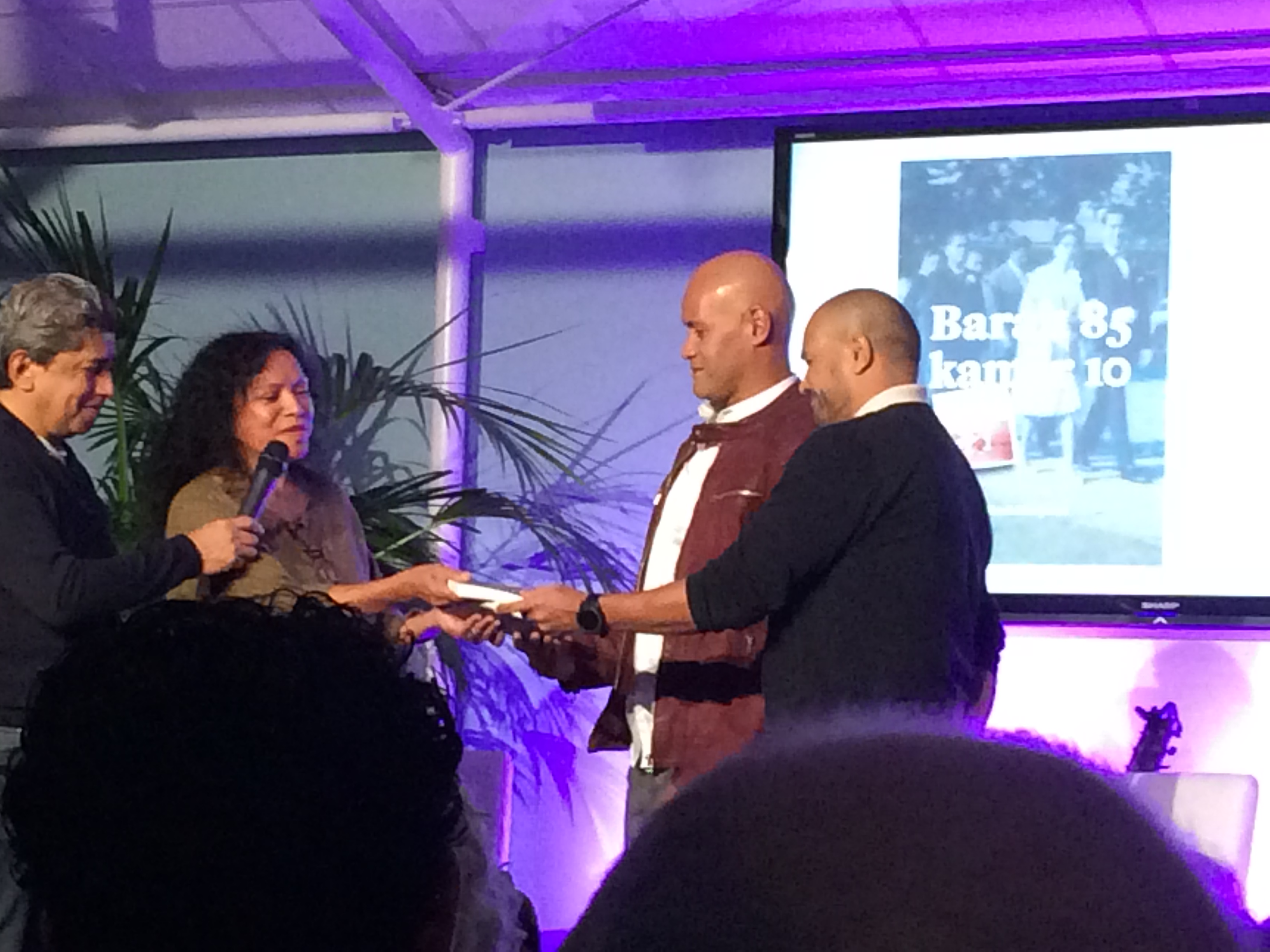 Marcel en Addy nemen het  eerste exemplaar van het boek in ontvangst. Foto: marjolijn kok.