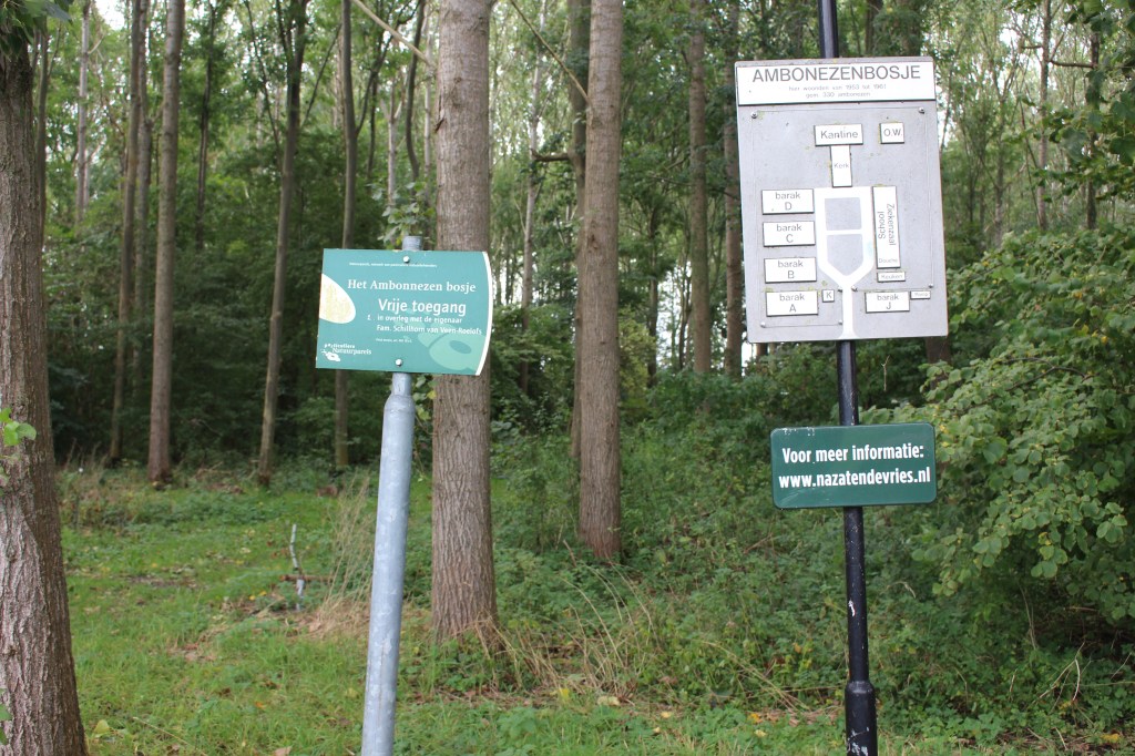 De borden bij de ingang van het Ambonezen bosje. Met rechts de plattegrond van het kamp.  Foto: marjolijn kok.