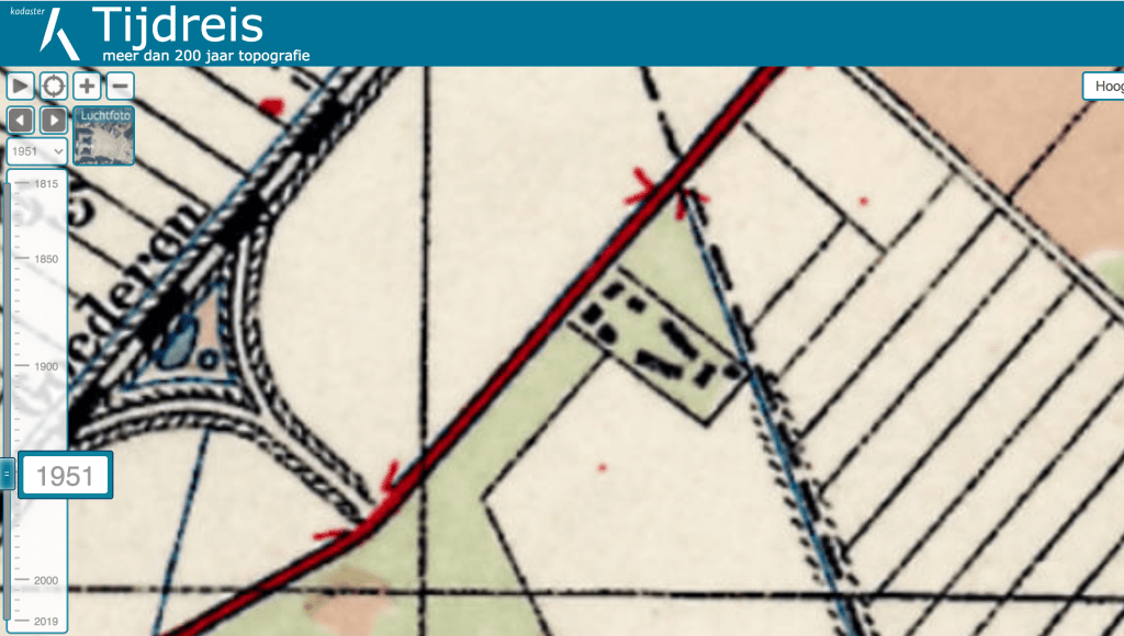 De topografische kaart uit 1951 laat zien dat het kamp in de open ruimte ligt (topotijdreis).