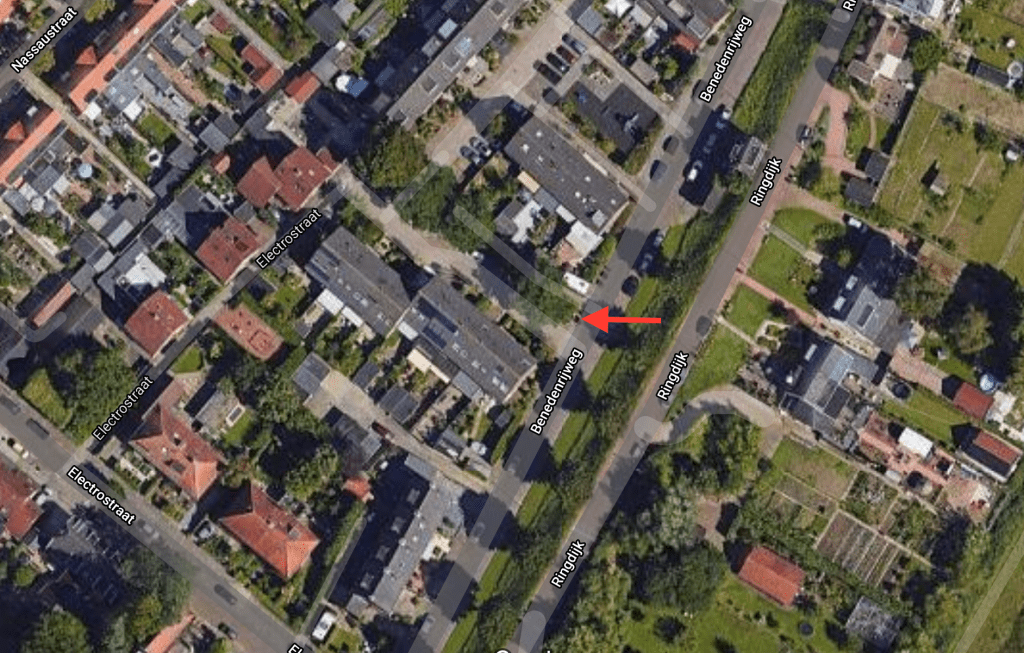 Locatie van Kamp Q en het informatiebordje met rode pijl (GoogleMaps).