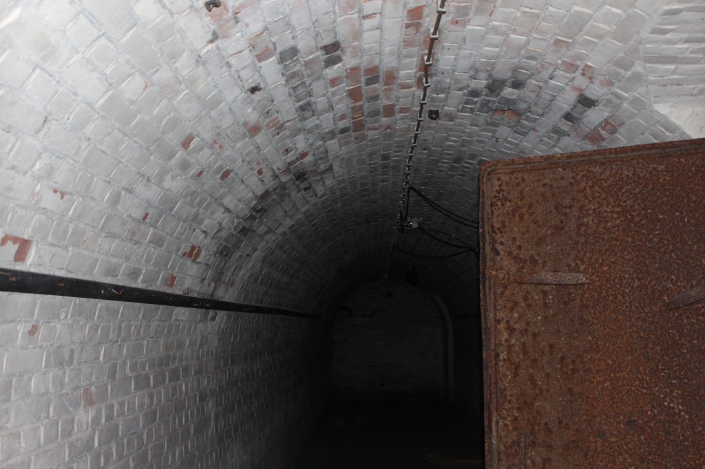 De onderaardse gang die vanuit de bunkerkapel richting het woonoord leidt. Foto: marjolijn kok.
