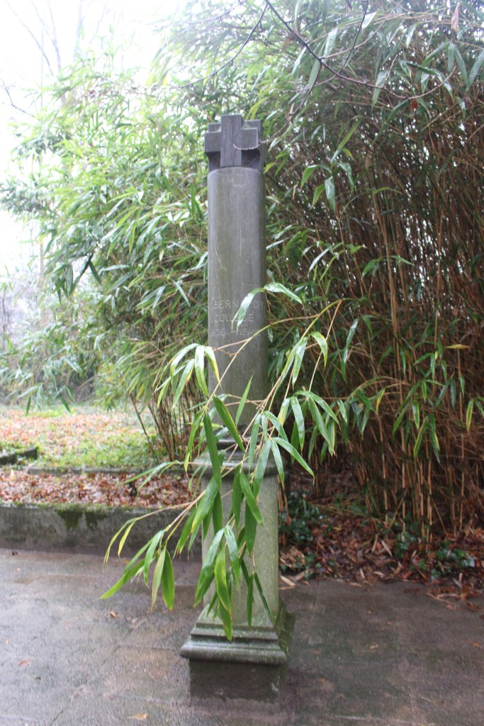Herdenkingspilaar in Lilbosch met inscriptie. Foto marjolijn kok.