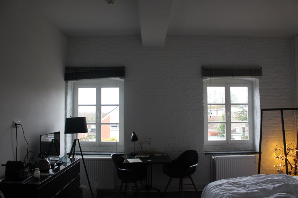 Blik in de huidige B&B kamer met karakteristieke ramen en dikke muren die vergelijkbaar zijn met de kamers waar de molukse bewoners in zaten. Foto: marjolijn kok.