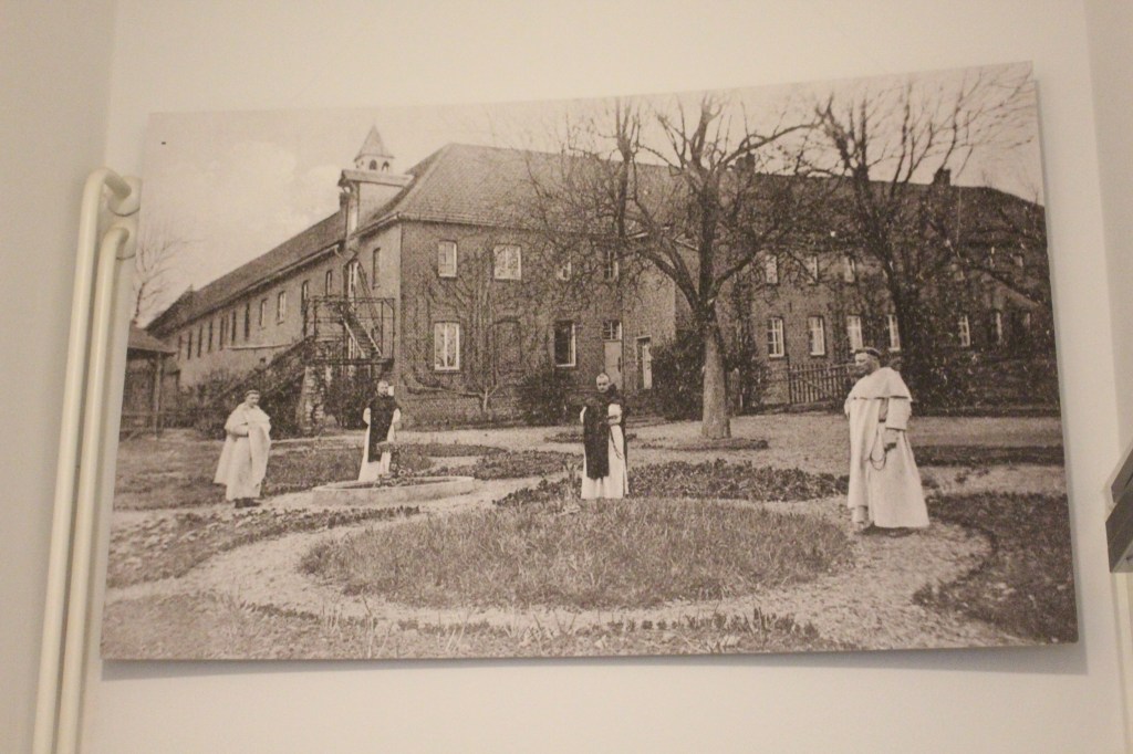 Foto van het klooster met de paters in de B&B. Het rechter deel van het klooster op de foto is afgebroken. Foto: marjolijn kok.