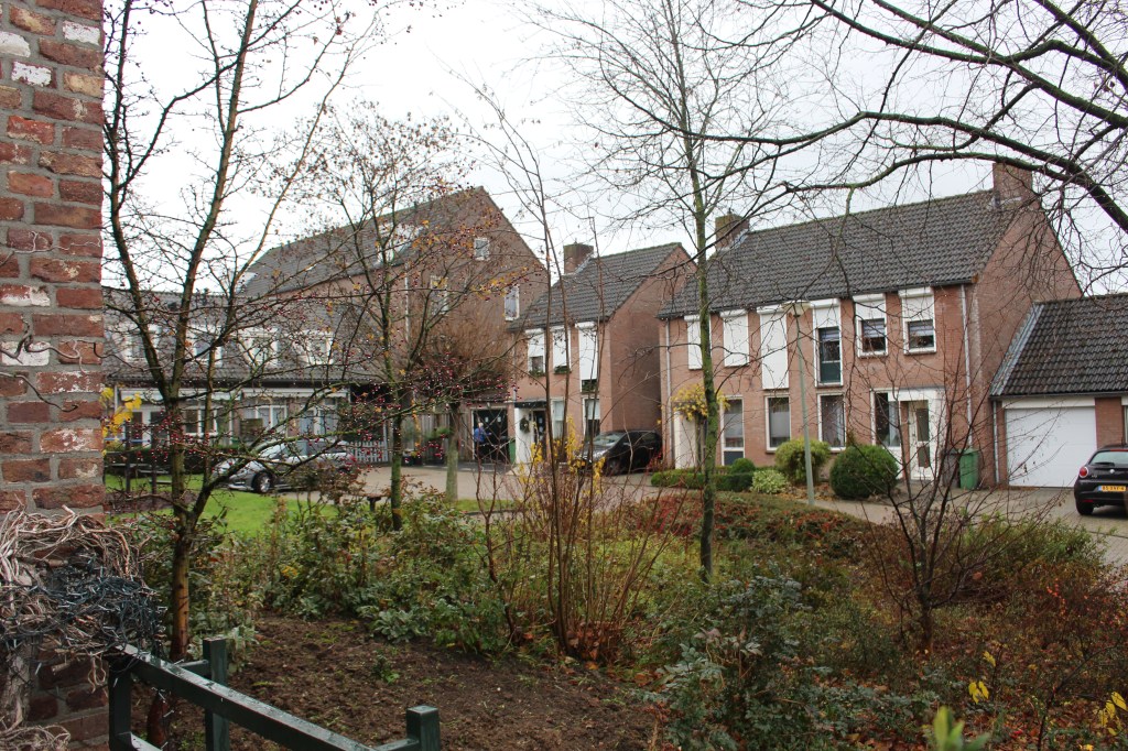 De muur links is van het klooster. De nieuwe huizen staan op de plek waar de vleugel was met Molukse bewoning. Foto: marjolijn kok.