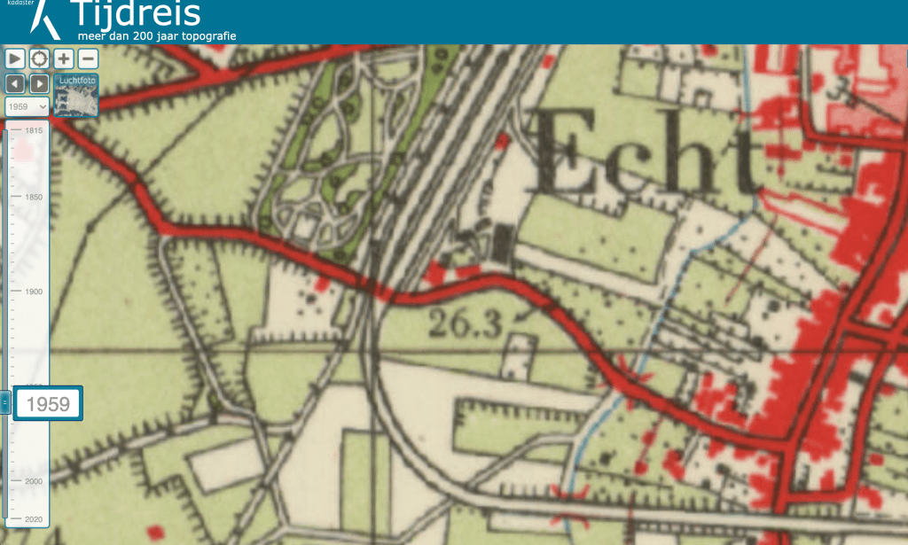 Lokatie van het woonoord Op de Loop boven de bocht in de weg naar aanleiding van de informatie van Mevr. Lasomer (kaart Topotijdreis).