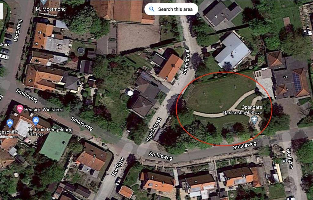 De rode cirkel is de lokatie van het woonoord, linksboven is de boerderij van Moermond te zien.