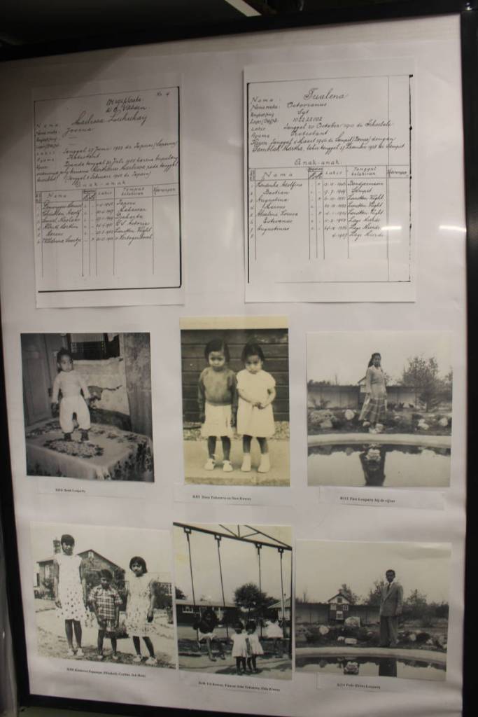 Poster in museum de bewogen jaren met daarop de namen van twee Molukse families uit kamp Lage Mierde