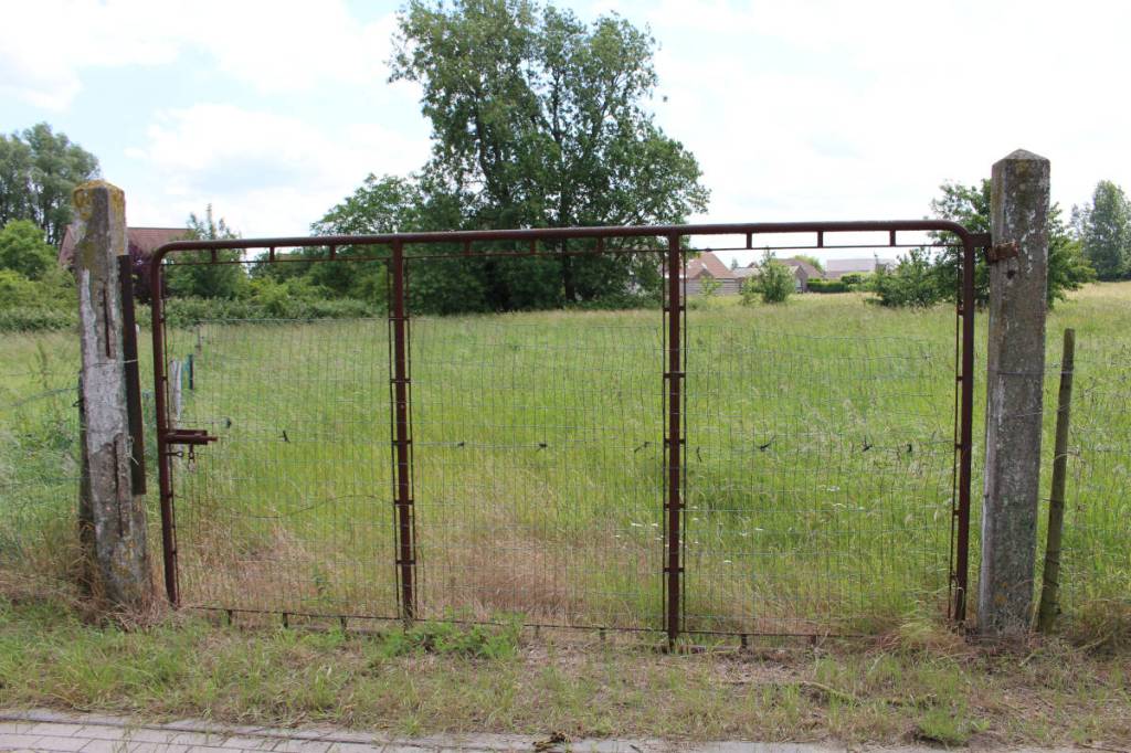 Het hek bij Moluks kamp De Wilgenhof met de originele palen van het hek (foto: marjolijn kok).