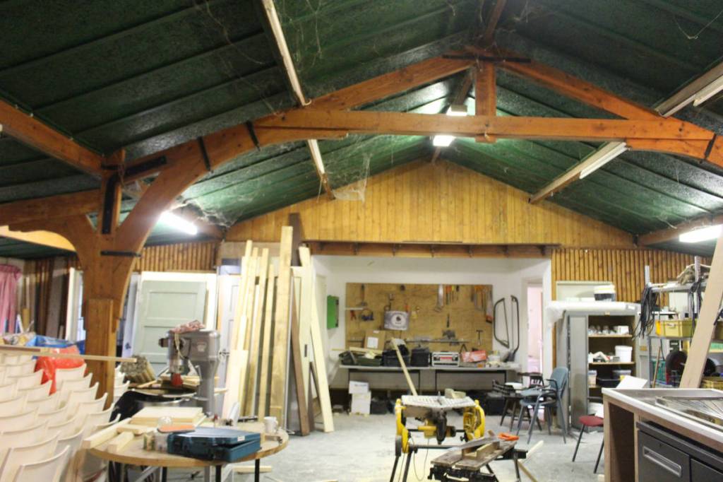 De binnenkant van de barak in Baarschot met de open ruimte. Links staan de originele deuren. Rechtsachter is nog een deuropening te zien naar een klein kamertje en een oude wc. 