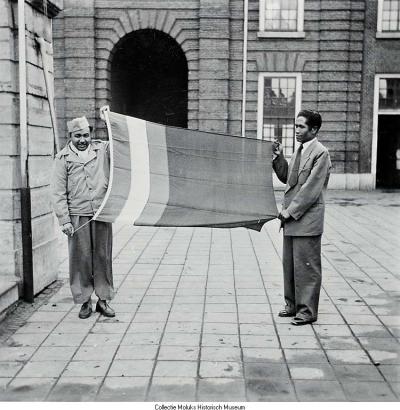 Het hijsen van de RMS-vlag in de kazerne. Het vlagincident vond hier echter niet plaats ook al wordt deze foto (MHM F90_0797) daar vaak bij gebruikt.
