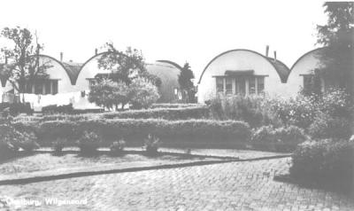 Nissenhutten met nette hegjes in kamp De Wilgenhof (foto: MHM 10951).