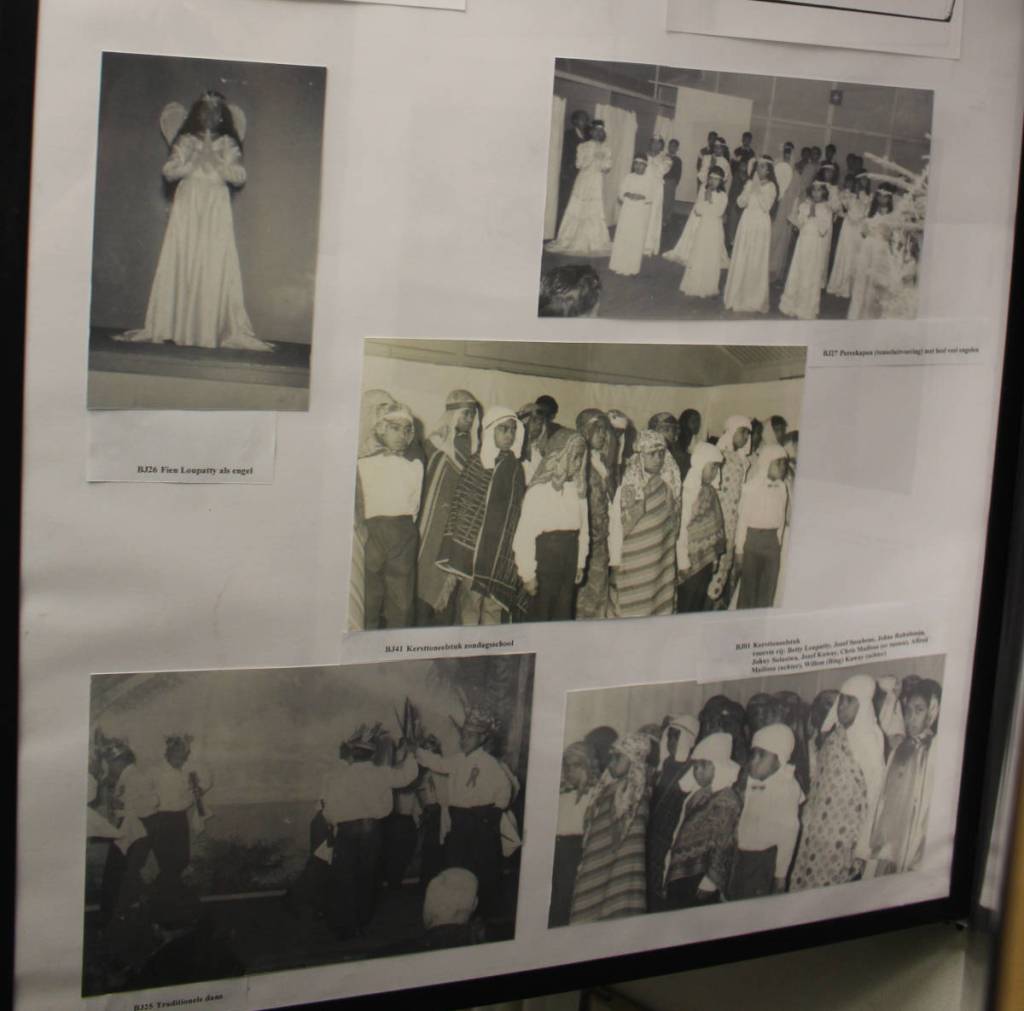 Postermap uit het Museum de Bewogen Jaren met foto's van kinderen uit kamp Lage Mierde, die allerlei activiteiten uitvoeren zoals toneelspel en dans.