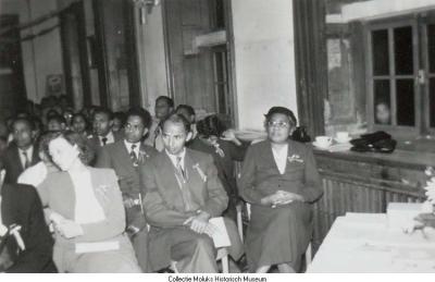 Een bijeenkomst in het kamp Voorst. Achter de mevrouw rechts is duidelijk te zien hoe dik de muren van de hoofdgebouwen waren die als bunker ontworpen waren.