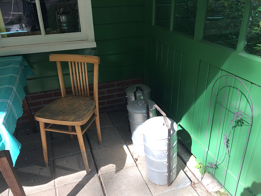 De stapelpannen (rantang) waarmee men het eten uit de centrale keukens haalde in het woonoord.