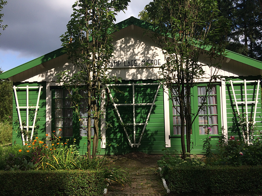 De Molukse barak met het naambord van kamp Lage Mierde.