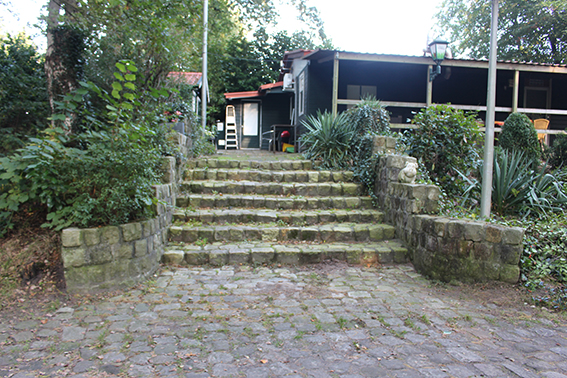 De eerste barak bij de ingang van 
 Moluks kamp Laarbrug met de originele trap.