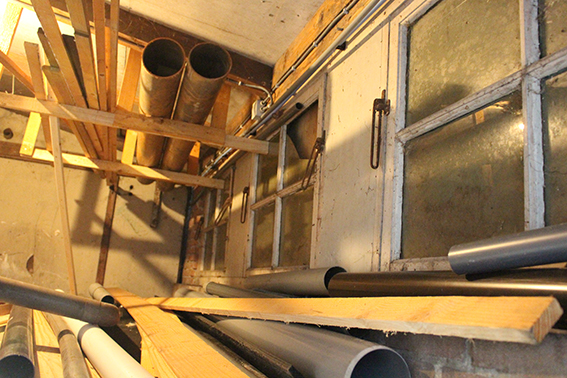 De originele ramen in barak 16 van kamp Laarbrug verstopt achter een nieuwe muur.