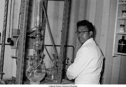 Molukse leerling John Tupamahu uit Overbroek tijdens zijn opleiding tot analist in Arnhem (MHM 95-2018).