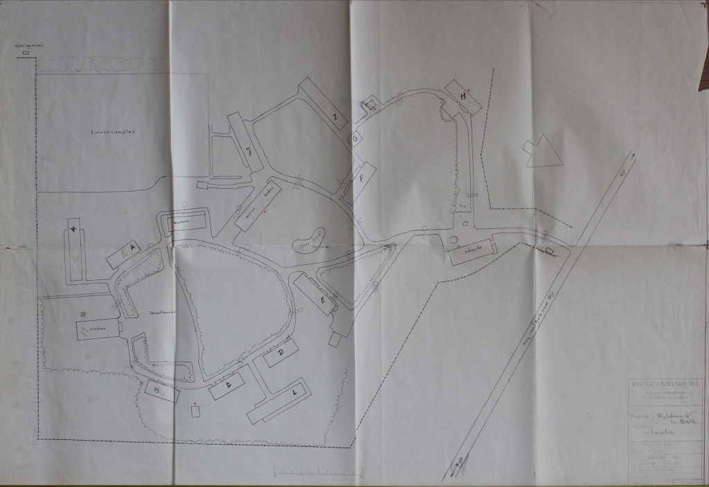 Kaart van Moluks kamp Wyldemerck waarbij de wegen met hun breedte zijn aangeven.