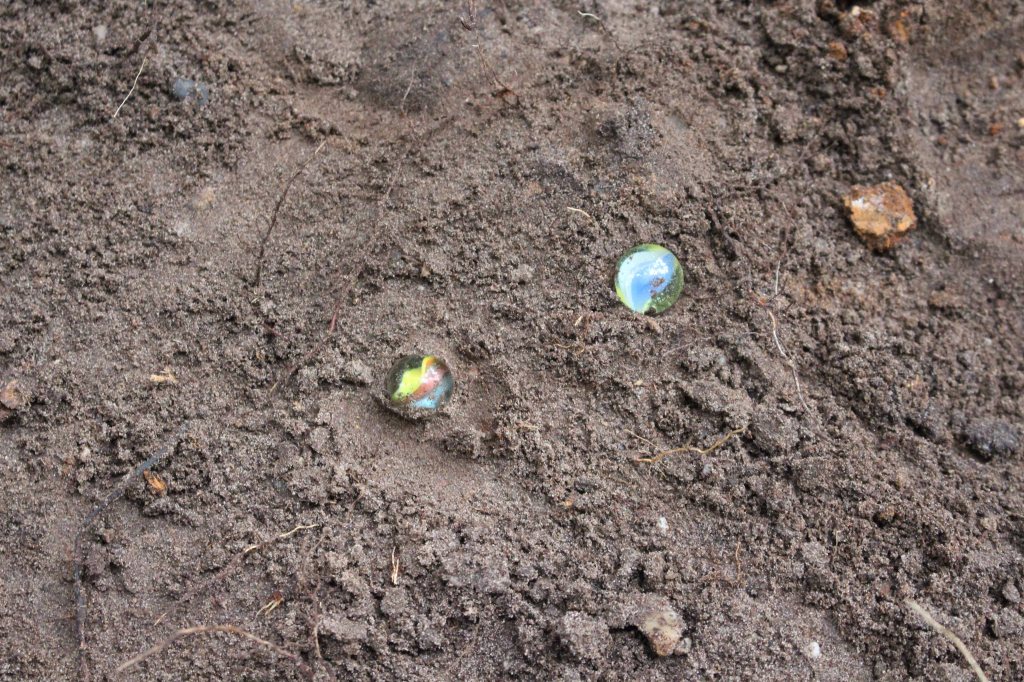 Twee knikkers gevonden naast de kantine/school in woonoord Wyldemerck.