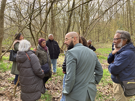  We staan op de plek van de moskee in kamp Wyldemerck, herinneringen op te halen