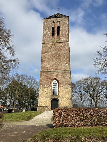 De toren op de begraafplaats in Nijemierdum waar de overledenen uit Wyldemerck begraven liggen.