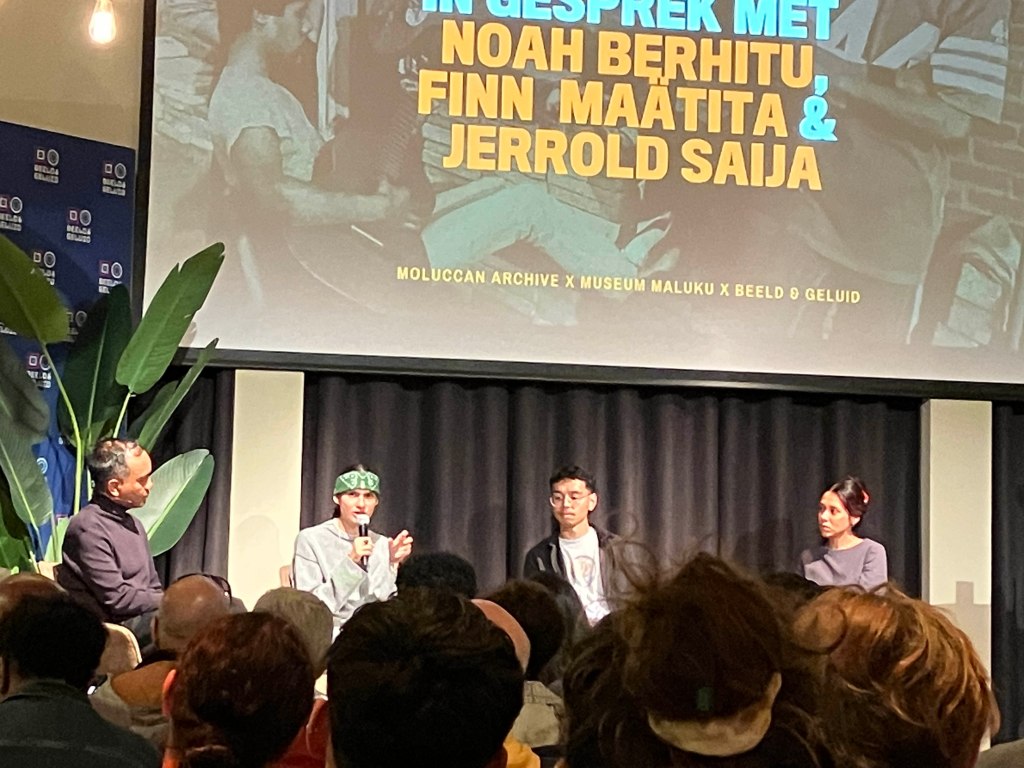eftha Pattikawa in gesprek met Finn Maätita, Jerrold Saija en Noah Berhitu. Foto: marjolijn kok.