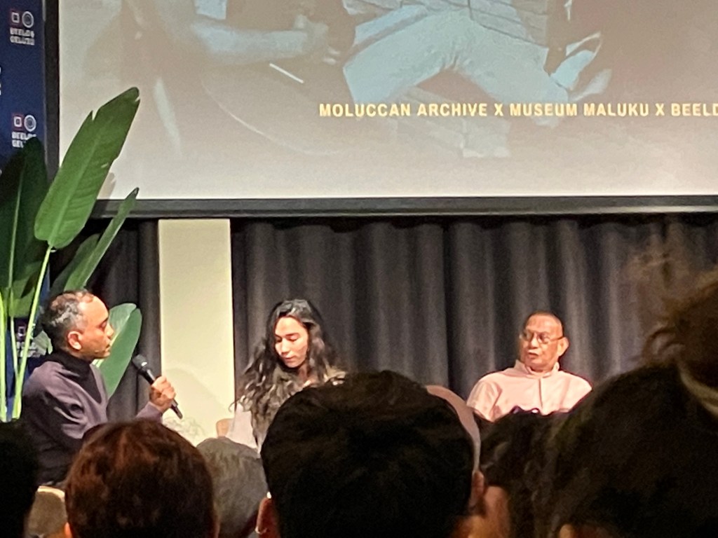 Jeftha Pattikawa in gesprek met Talita Talaksuru en Fred Pattipeilohy. Foto: marjolijn kok