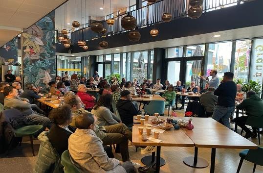 Bijeenkomst met de raadsleden en de Molukse gemeenschap in Waalwijk. Foto Aboe Marasabessy.