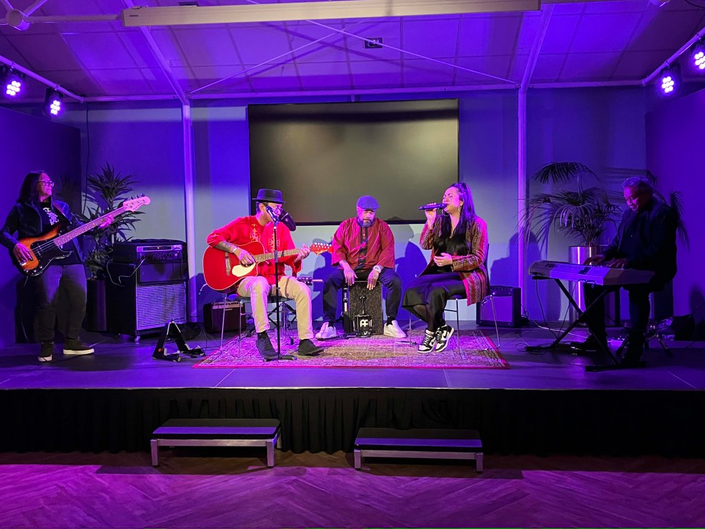 De band Ampat geeft een optreden.