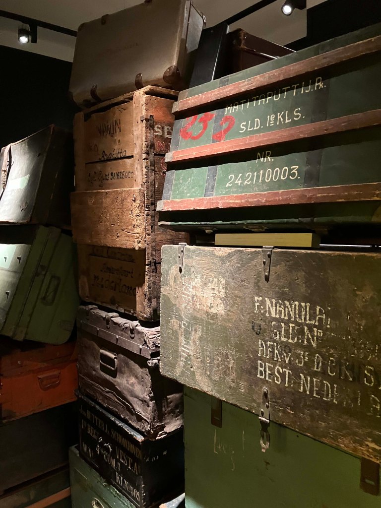 Koffers en kisten in de tentoonstelling.