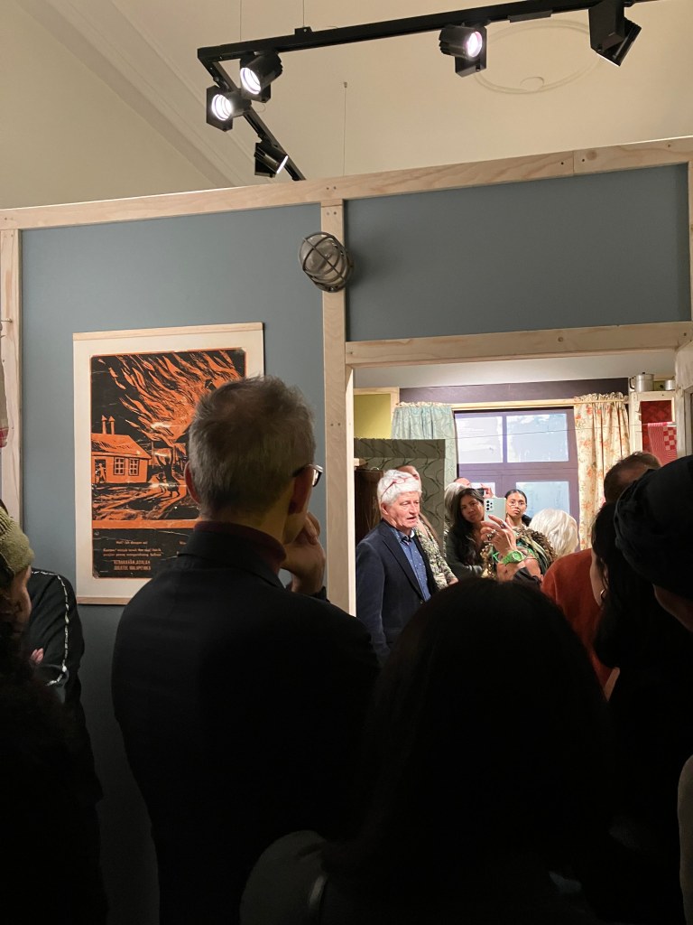 Huib Akihary geeft onder veel belangstelling uitleg in de nagebouwde kamer uit het woonoord.