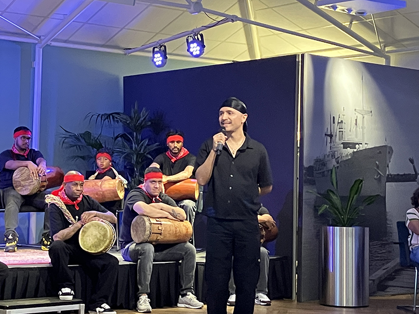 Mano Som vertelt iets over zijn werk met op de achtergrond de tifa spelers van Anak Maluku Dari Leerdam, foto marjolijn kok.